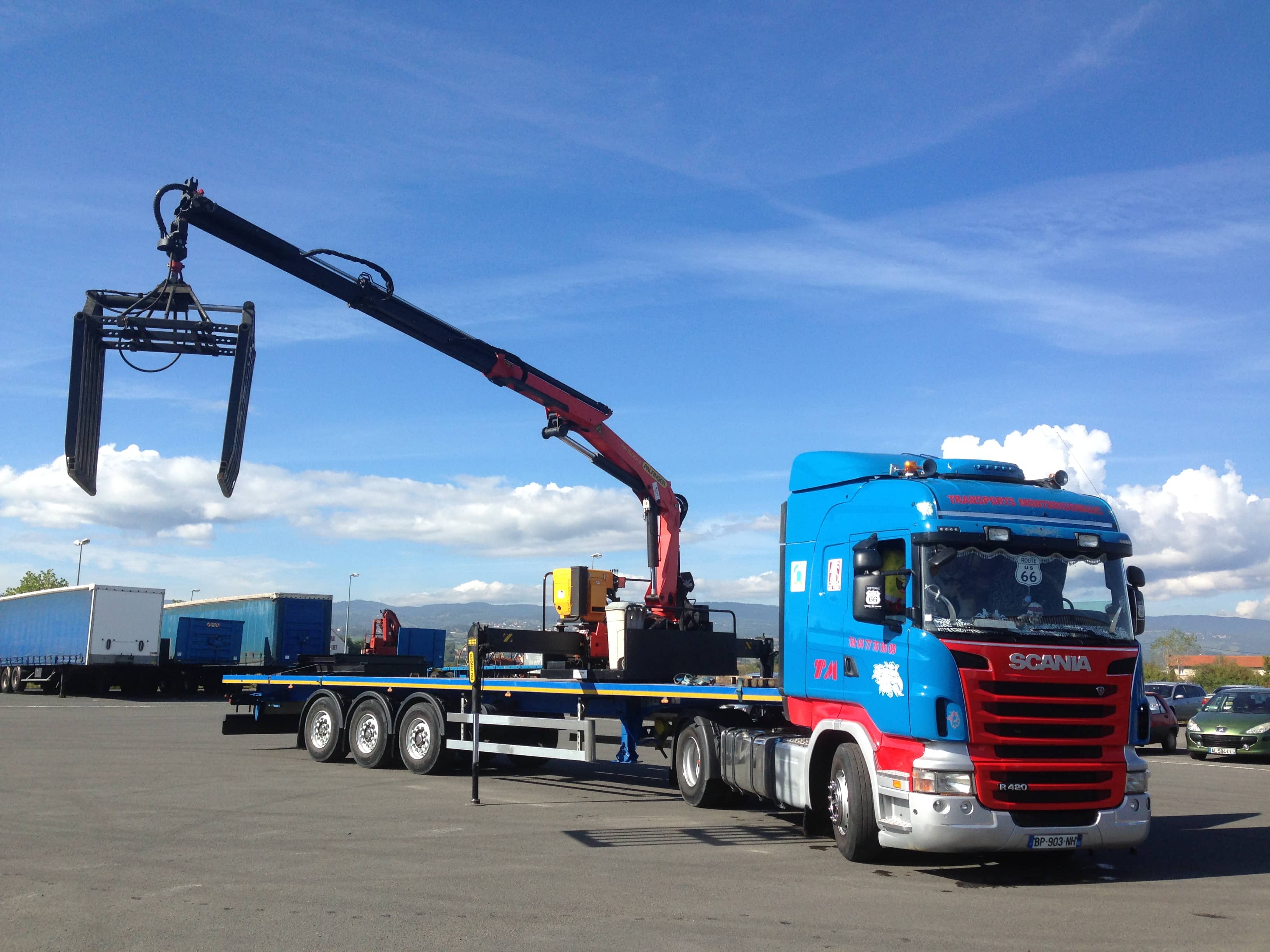 Semi-grue Scania Transports Montbrisonnais, plateau et pince de déchargement