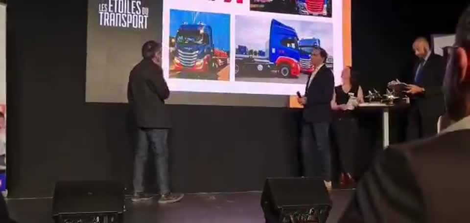 Cérémonie des Étoiles du Transport 2021 à Solutrans : camions Transports Montbrisonnais et Transablis à l’écran