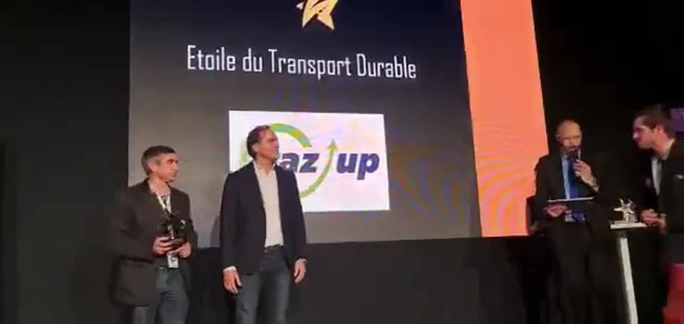Manuel Gomes, gérant des Transports Montbrisonnais, tenant le trophée aux Étoiles du Transport 2021, écran « Etoile du Transport Durable »