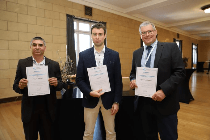 Remise des diplômes du Trophée EVE 2019 : Manuel Gomes, gérant des Transports Montbrisonnais, et deux participants